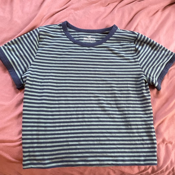 Hollister must have collection baby tee super soft and comfy. Size Large - Picture 3 of 7
